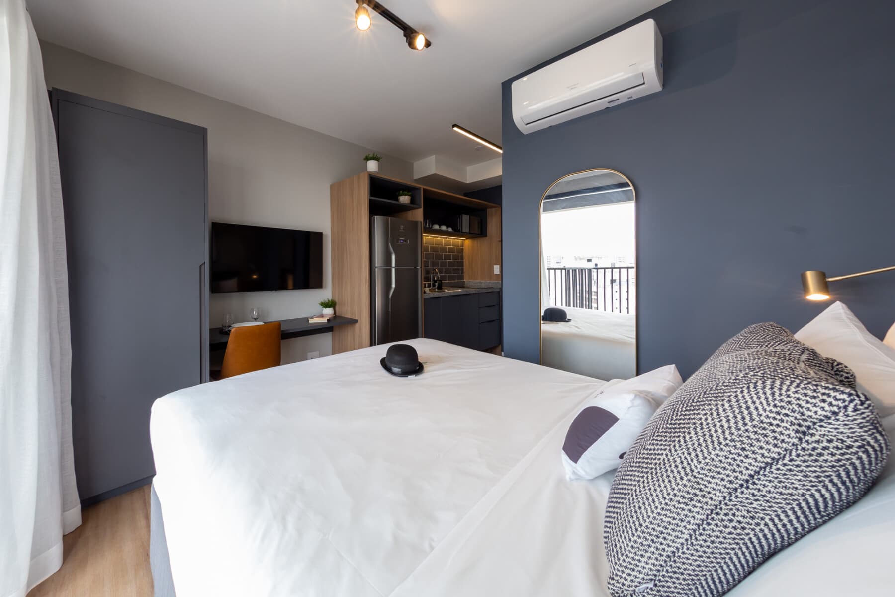 Charlie Nik Vila Mariana