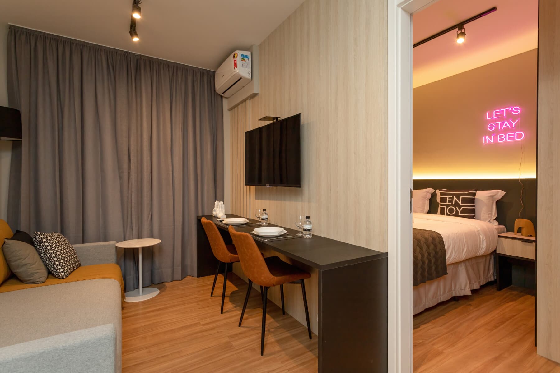 Apartamento Superior Casal com Sofá Cama - Smart Charlie Consolação