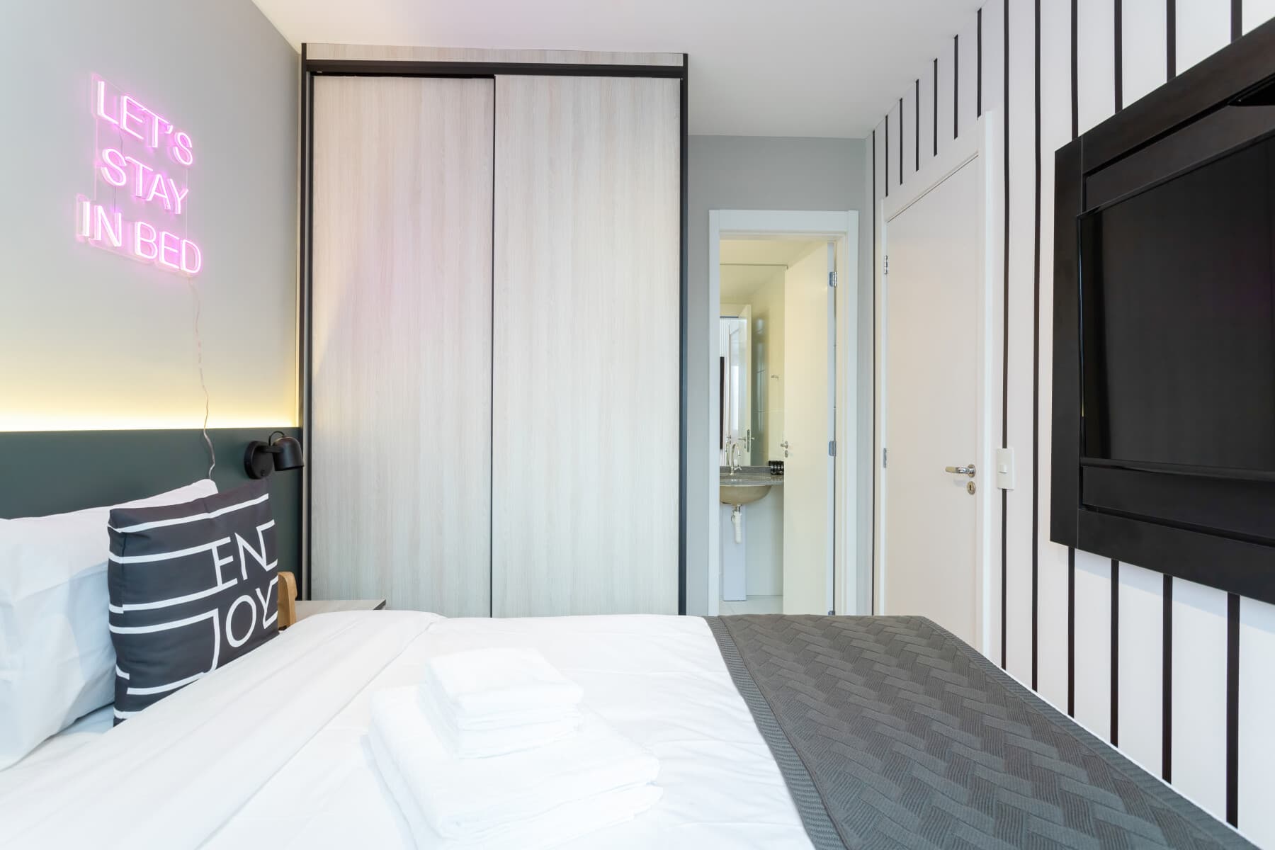 Apartamento Superior Casal com Sofá Cama - Smart Charlie Consolação