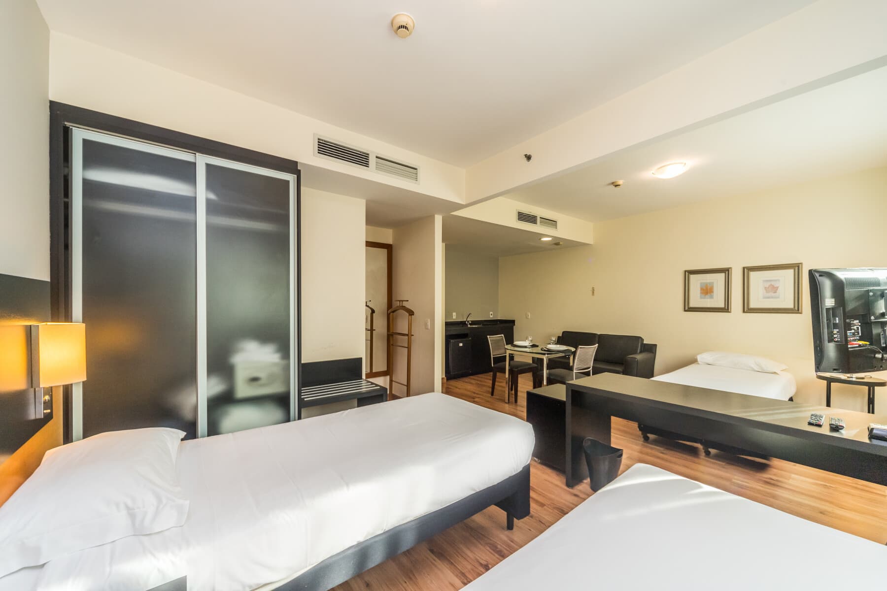 Suíte Standard Triplo Solteiro - Paraíso Suítes by Charlie