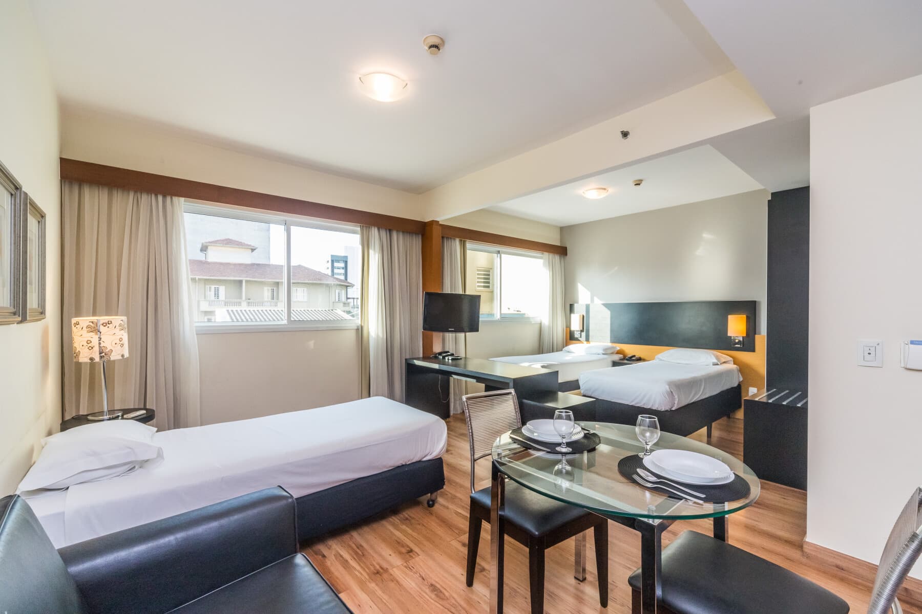 Suíte Standard Triplo Solteiro - Paraíso Suítes by Charlie