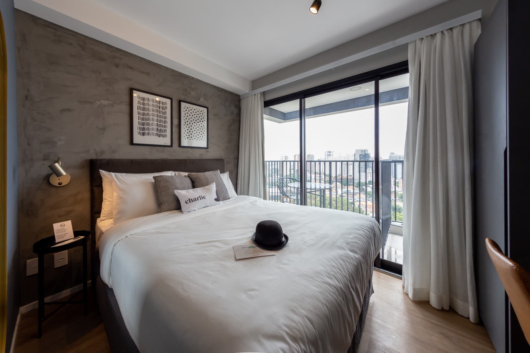 Charlie Nik Vila Mariana