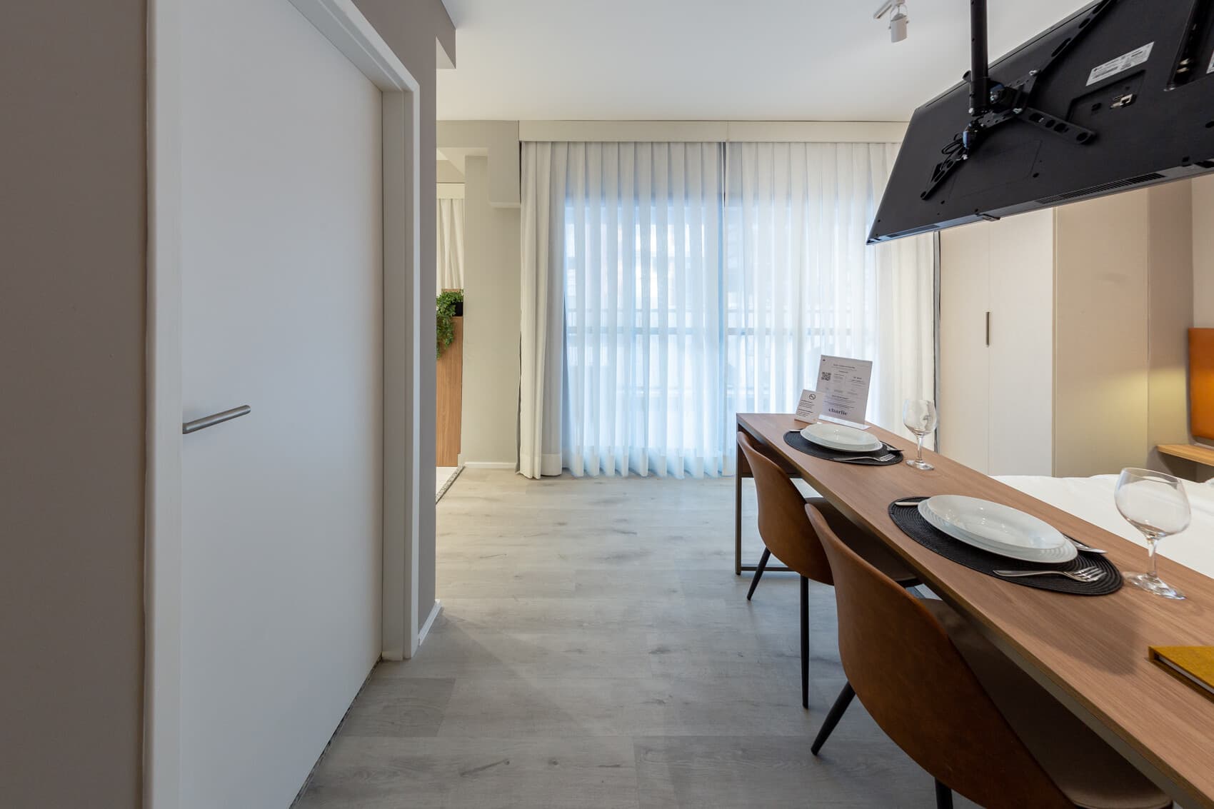 Studio Casal PNE - Charlie Contemporâneo Jardins Essential