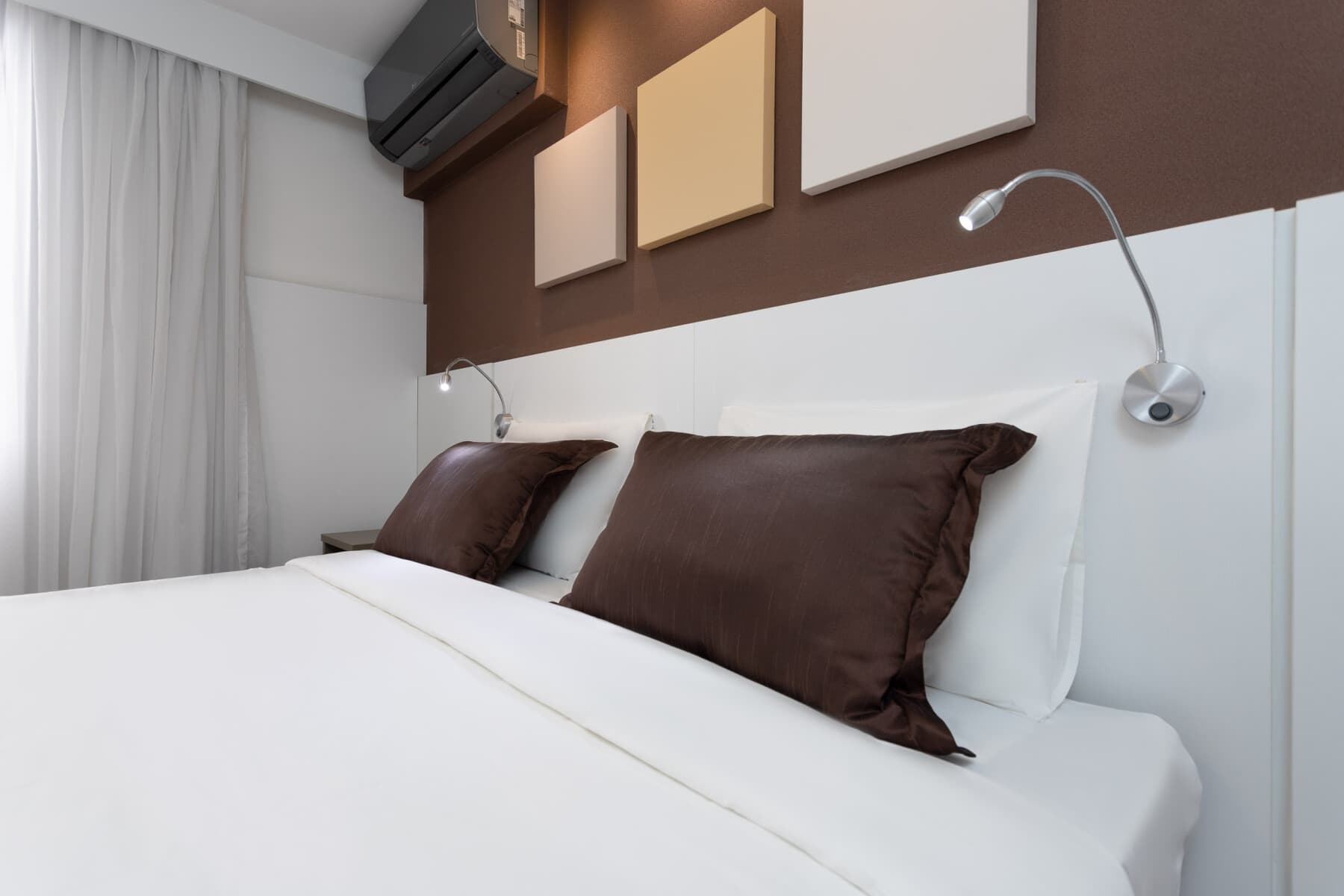 Suíte de 2 Quartos (Casal e 2 Camas Solteiro) - Paulista Suítes by Charlie