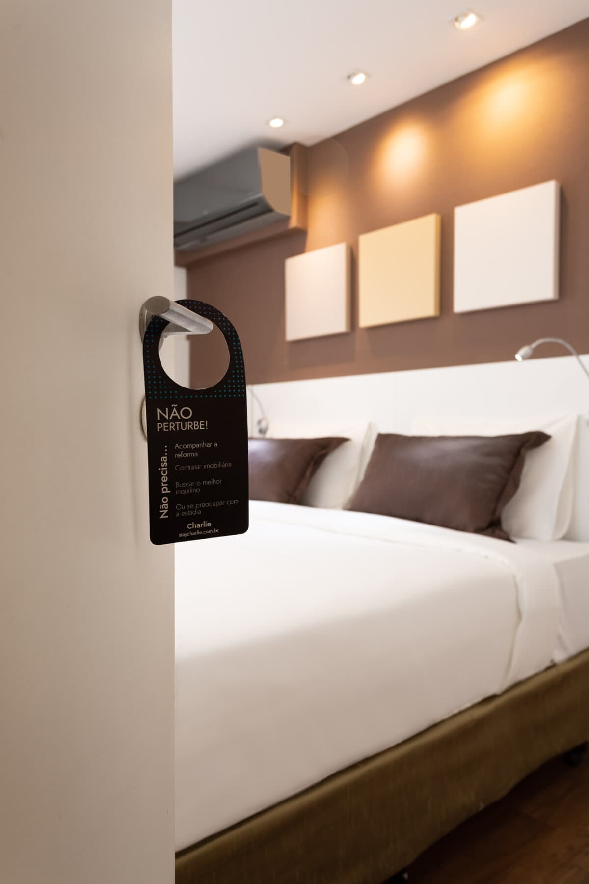 Suíte de 2 Quartos (Casal e 2 Camas Solteiro) - Paulista Suítes by Charlie