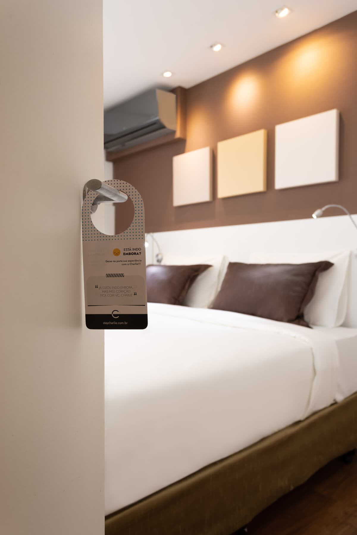 Suíte de 2 Quartos (Casal e 2 Camas Solteiro) - Paulista Suítes by Charlie