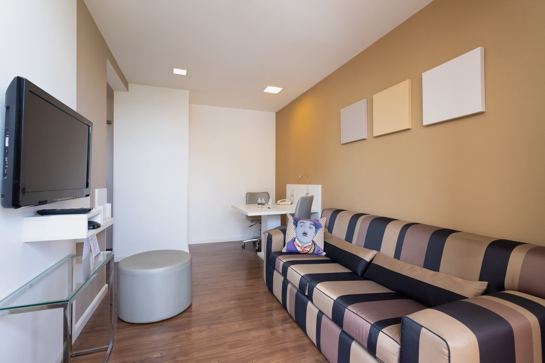 Suíte de 2 Quartos (Casal e 2 Camas Solteiro) - Paulista Suítes by Charlie