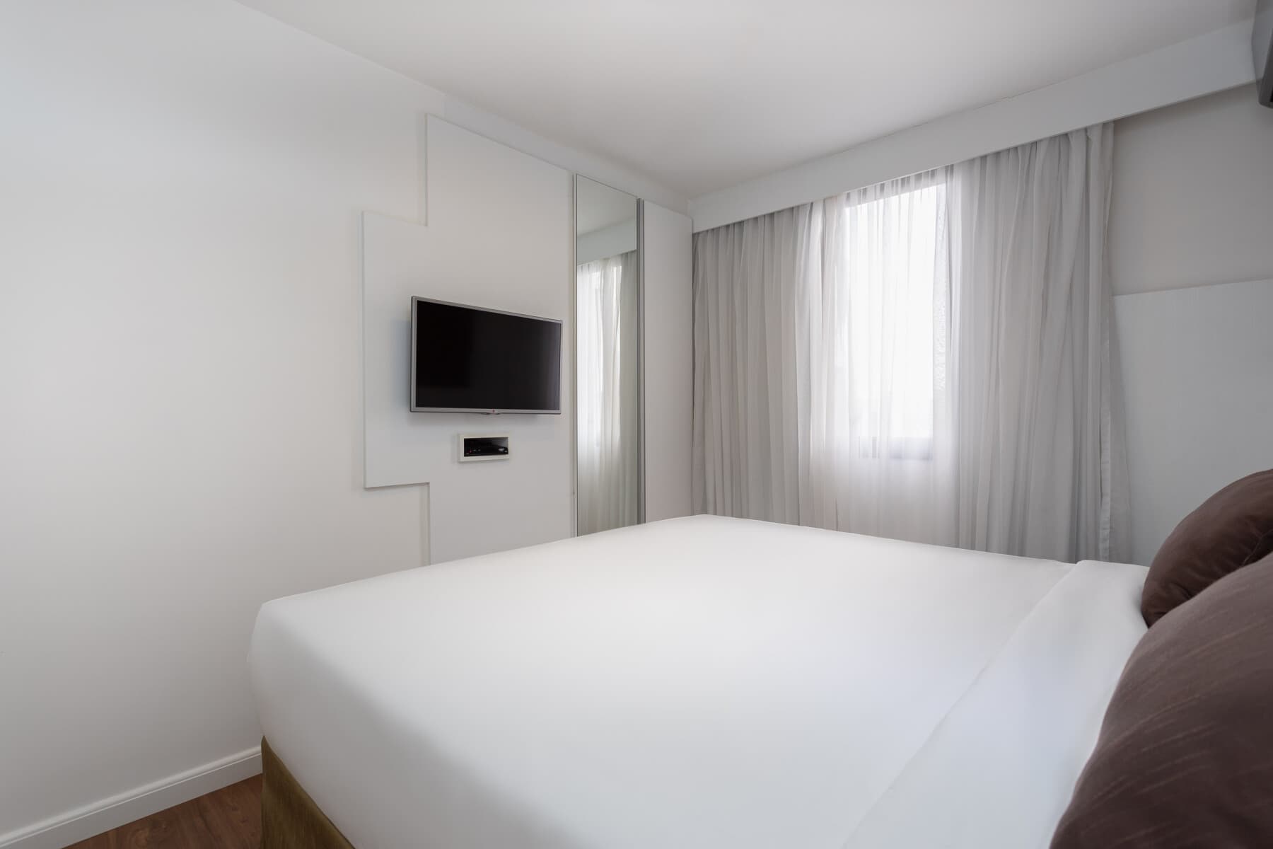 Suíte de 2 Quartos (Casal e 2 Camas Solteiro) - Paulista Suítes by Charlie