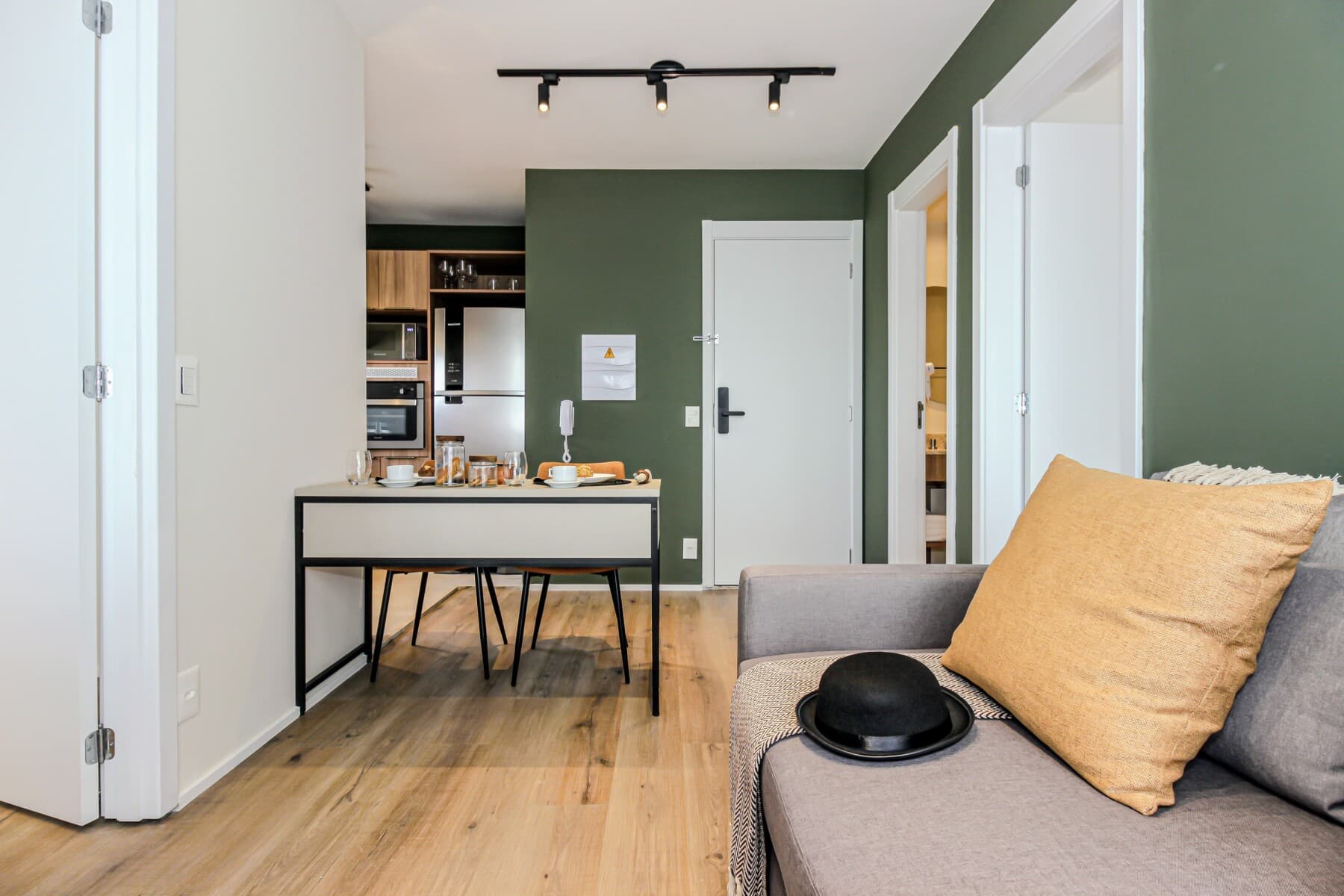 Apto 2 Dorm com Sofá Cama 42m - R - Charlie Bothanic Campo Belo