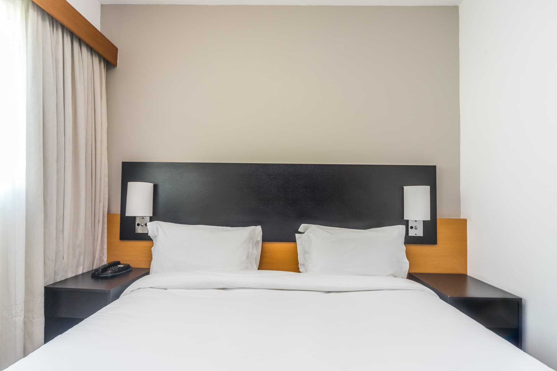 Suíte de 2 Quartos (Casal e 2 Camas Solteiro) - Paraíso Suítes by Charlie