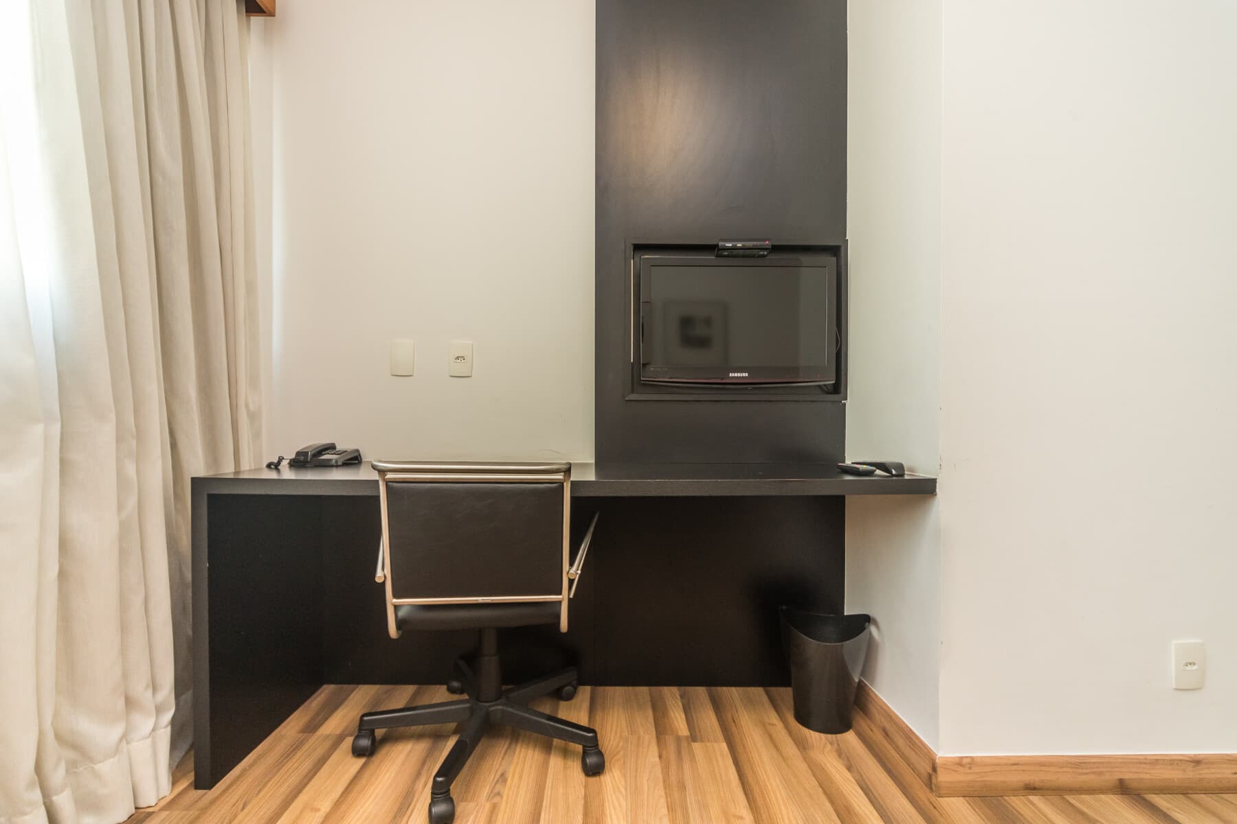 Suíte de 2 Quartos (Casal e 2 Camas Solteiro) - Paraíso Suítes by Charlie