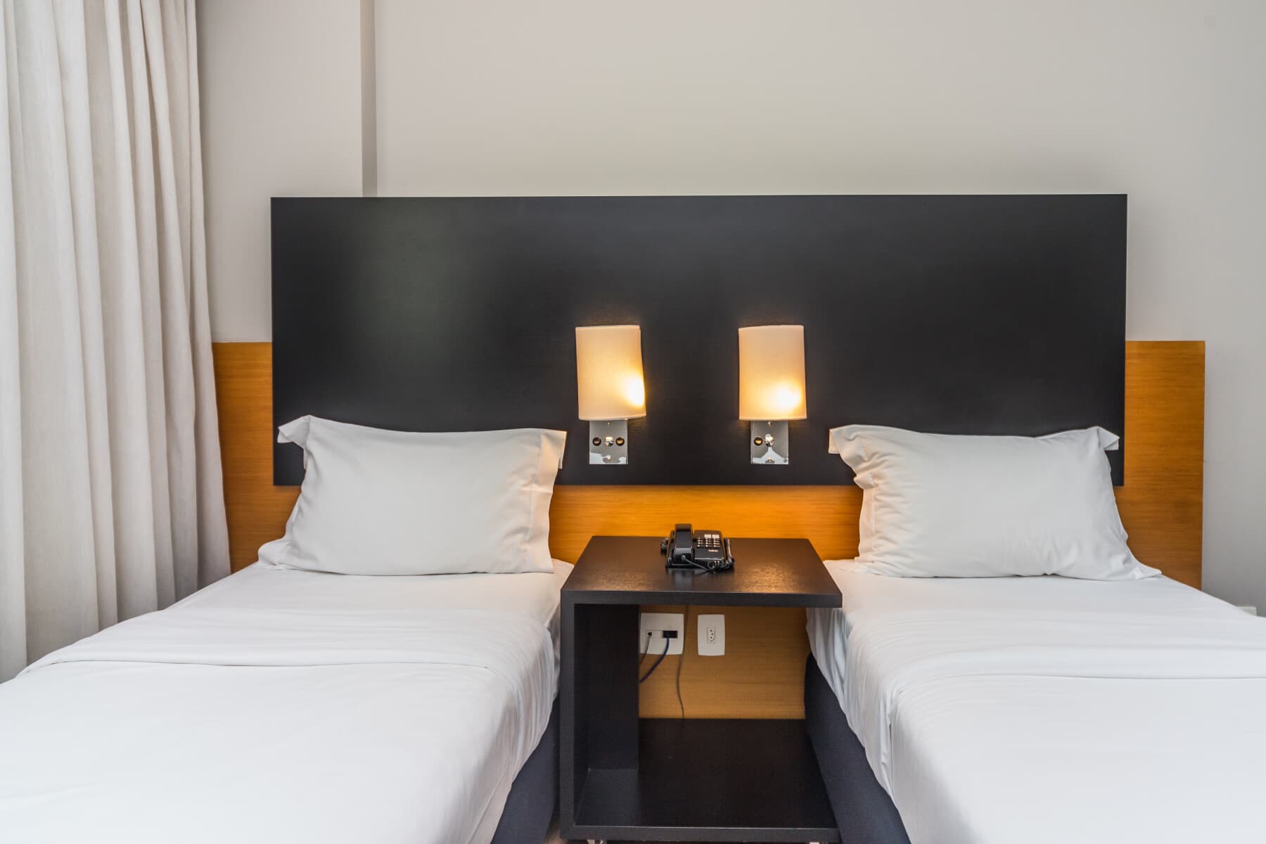 Suíte de 2 Quartos (Casal e 2 Camas Solteiro) - Paraíso Suítes by Charlie