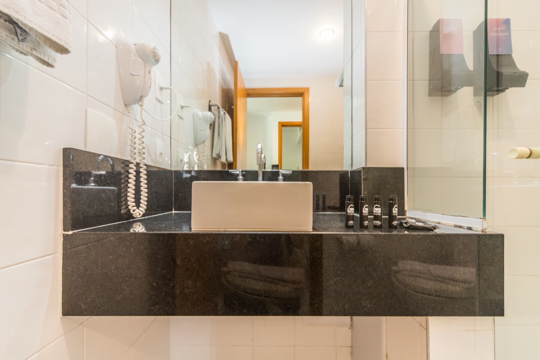 Suíte de 2 Quartos (Casal e 2 Camas Solteiro) - Paraíso Suítes by Charlie