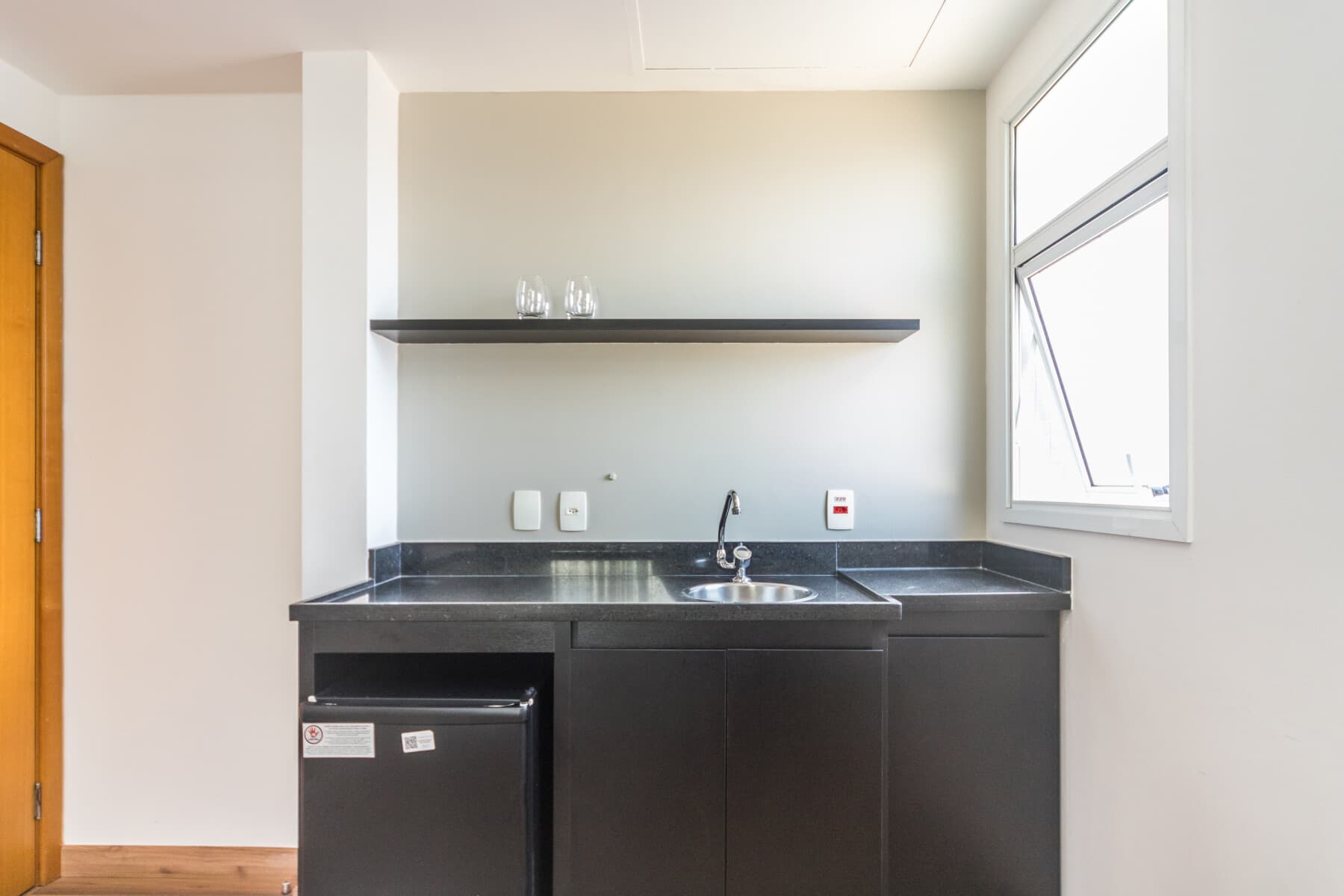 Suíte de 2 Quartos (Casal e 2 Camas Solteiro) - Paraíso Suítes by Charlie