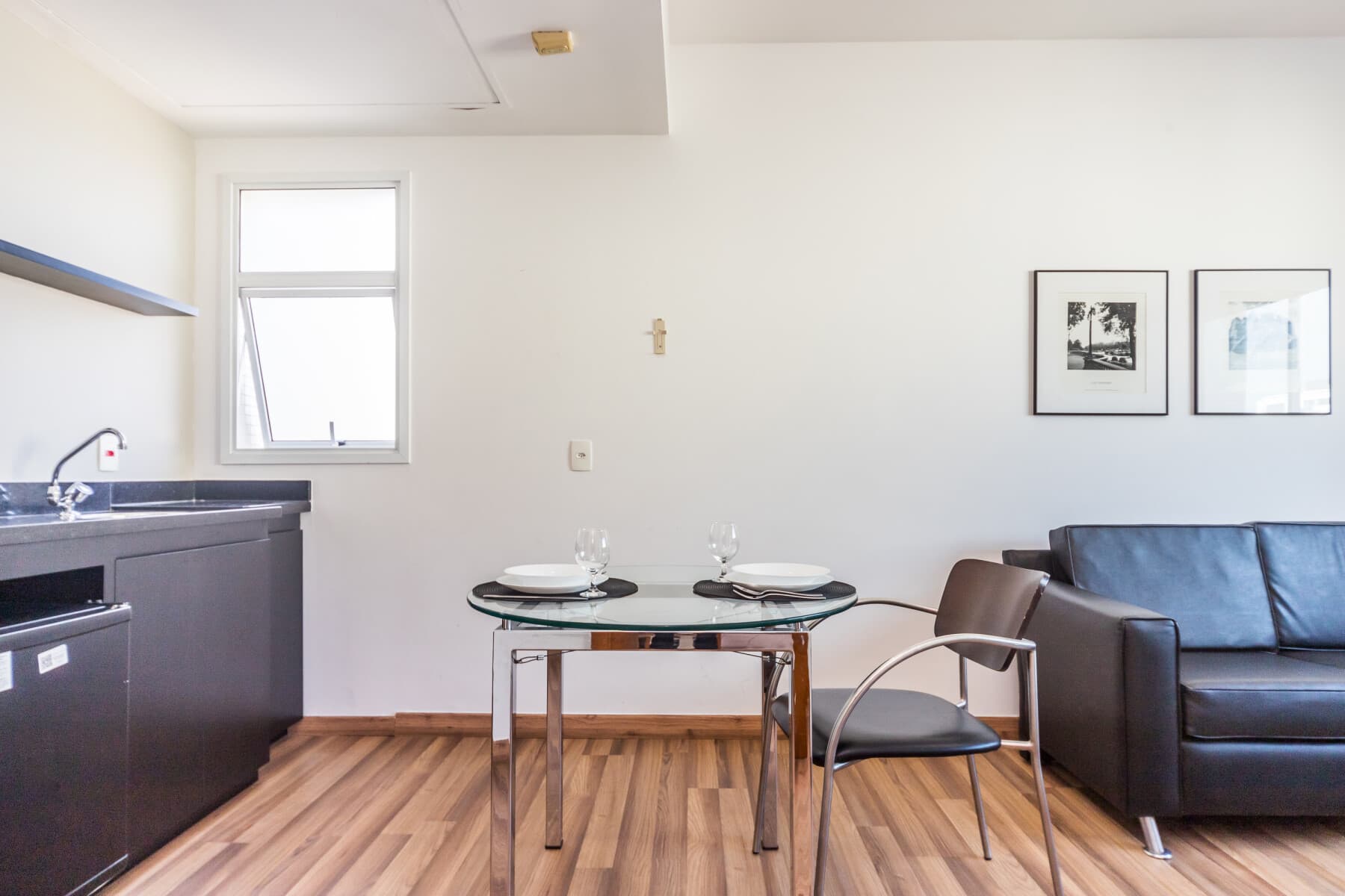 Suíte de 2 Quartos (Casal e 2 Camas Solteiro) - Paraíso Suítes by Charlie