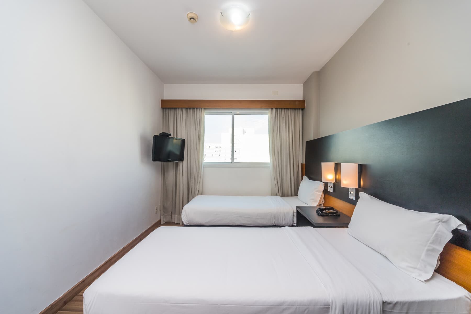 Suíte de 2 Quartos (Casal e 2 Camas Solteiro) - Paraíso Suítes by Charlie