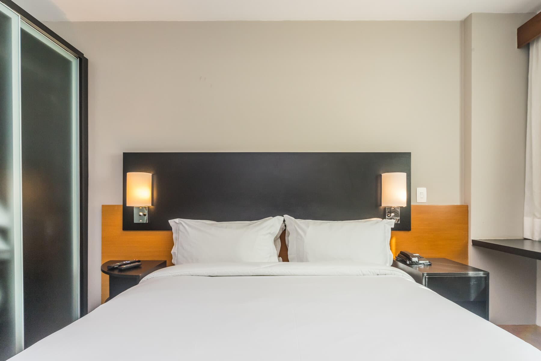 Quarto Duplo Econômico Casal - Paraíso Suítes by Charlie