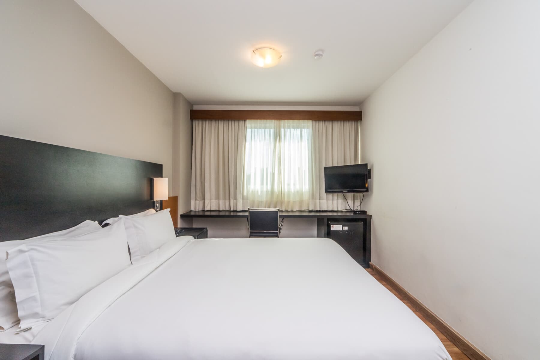 Quarto Duplo Econômico Casal - Paraíso Suítes by Charlie