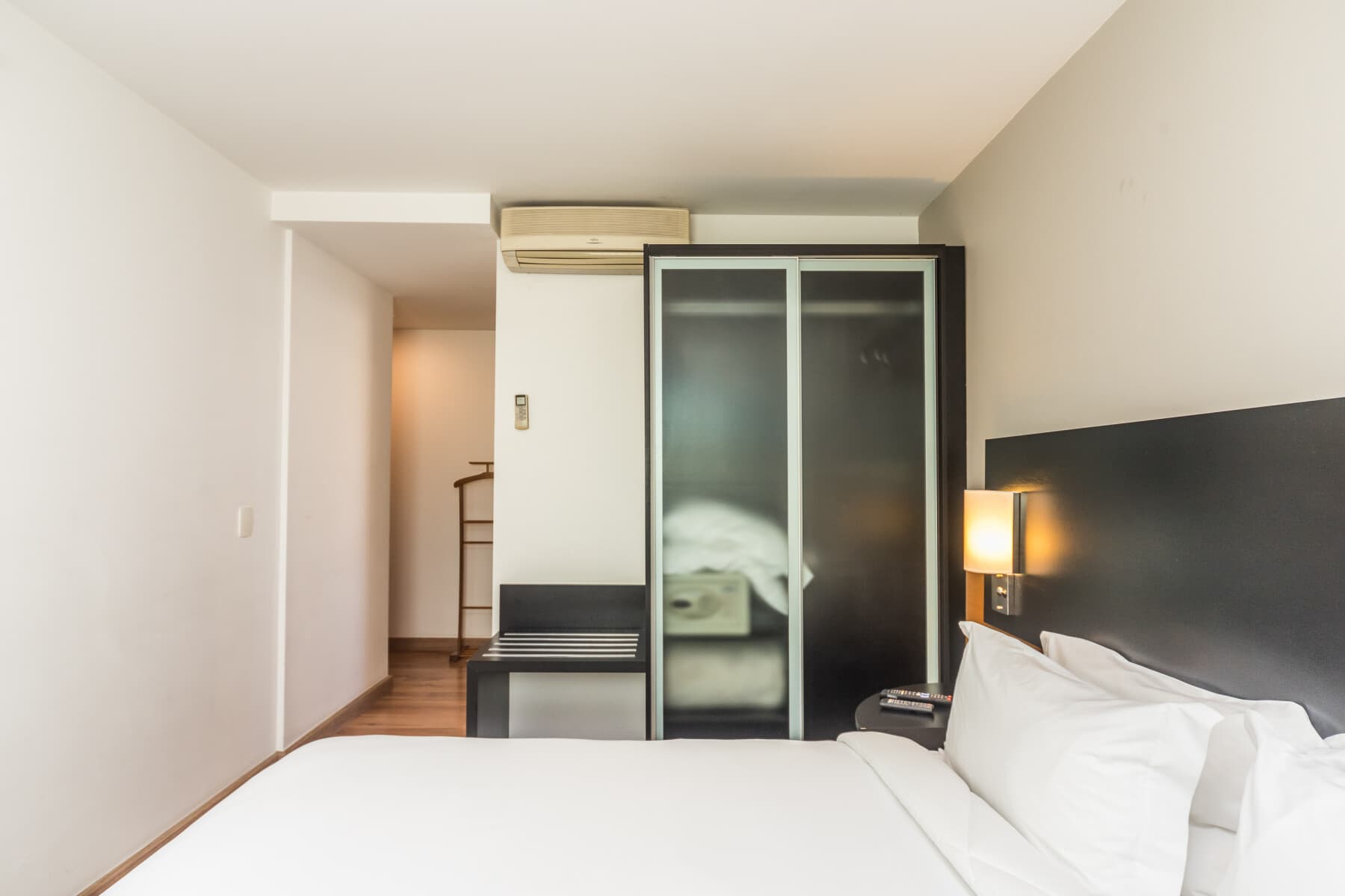 Quarto Duplo Econômico Casal - Paraíso Suítes by Charlie