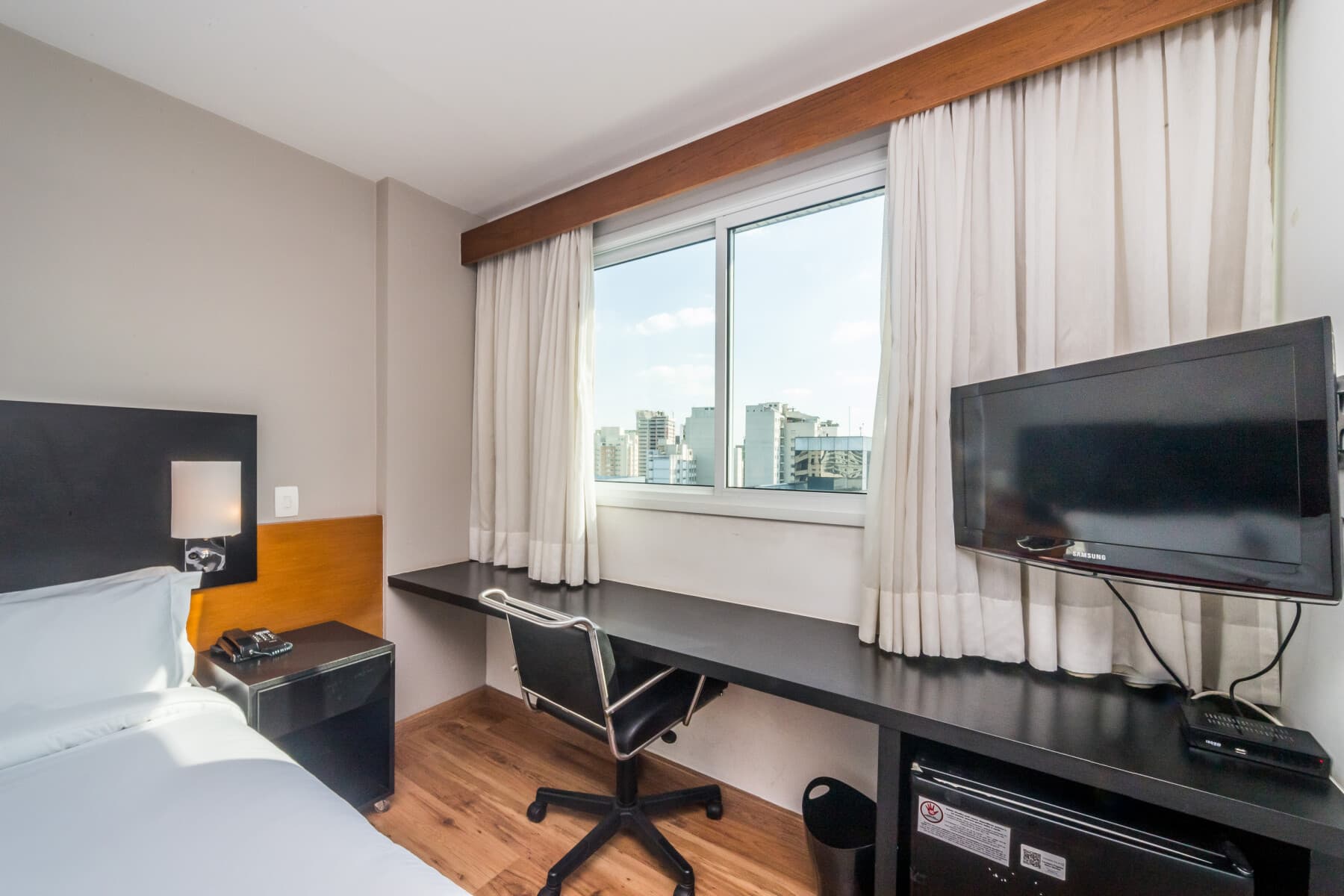 Quarto Duplo Econômico Casal - Paraíso Suítes by Charlie