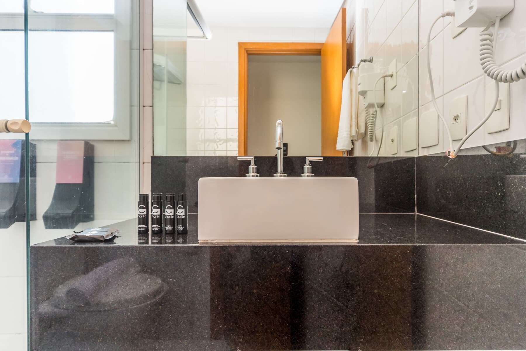 Quarto Duplo Econômico Casal - Paraíso Suítes by Charlie