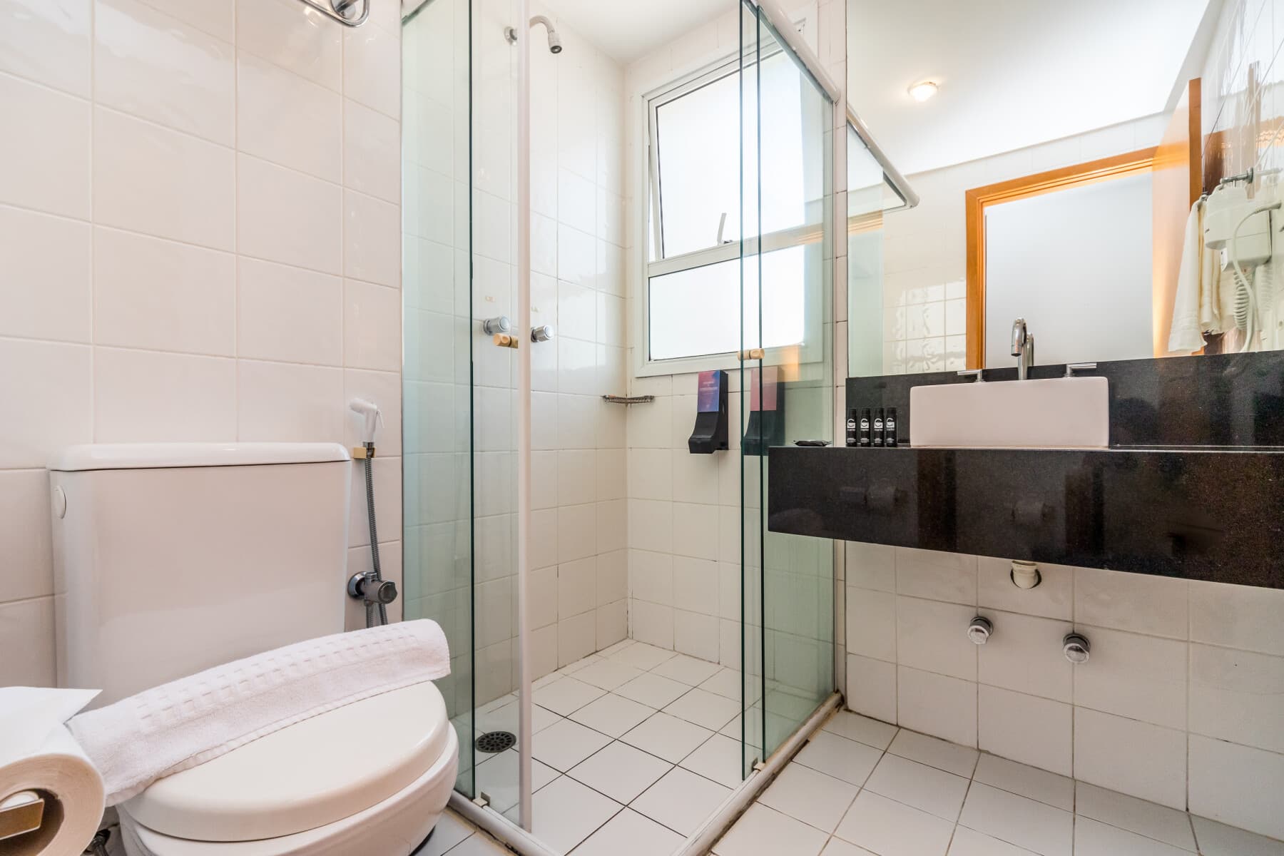 Quarto Duplo Econômico Casal - Paraíso Suítes by Charlie