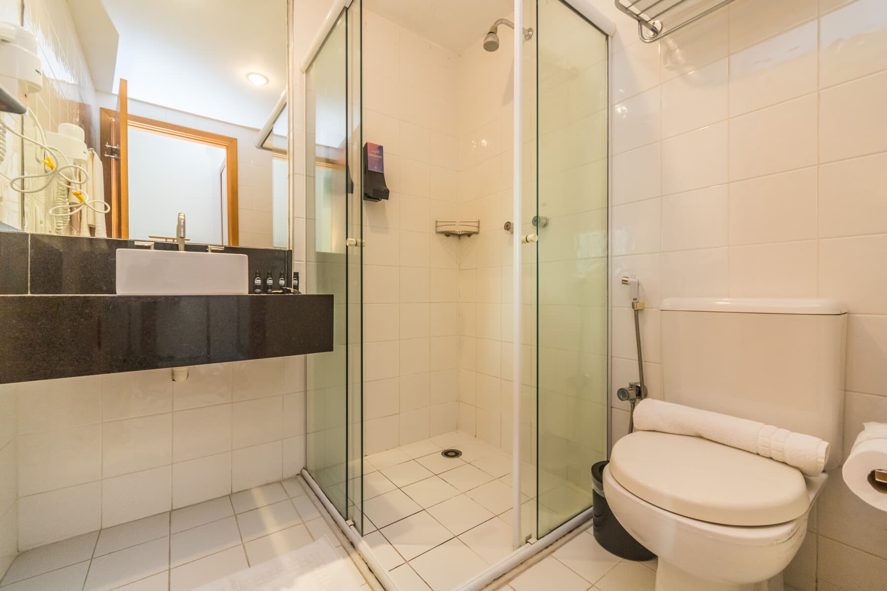 Suíte Dupla Standard Solteiro - Paraíso Suítes by Charlie