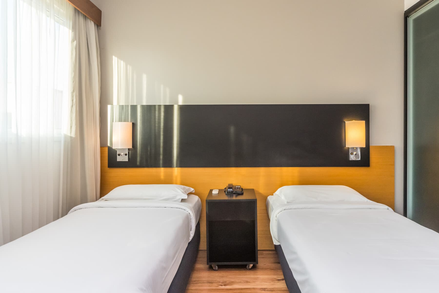 Suíte Dupla Standard Solteiro - Paraíso Suítes by Charlie