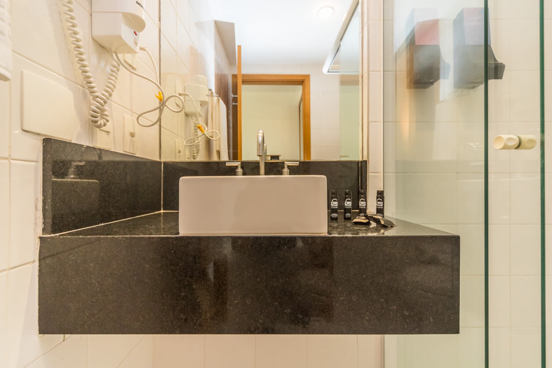 Suíte Dupla Standard Solteiro - Paraíso Suítes by Charlie