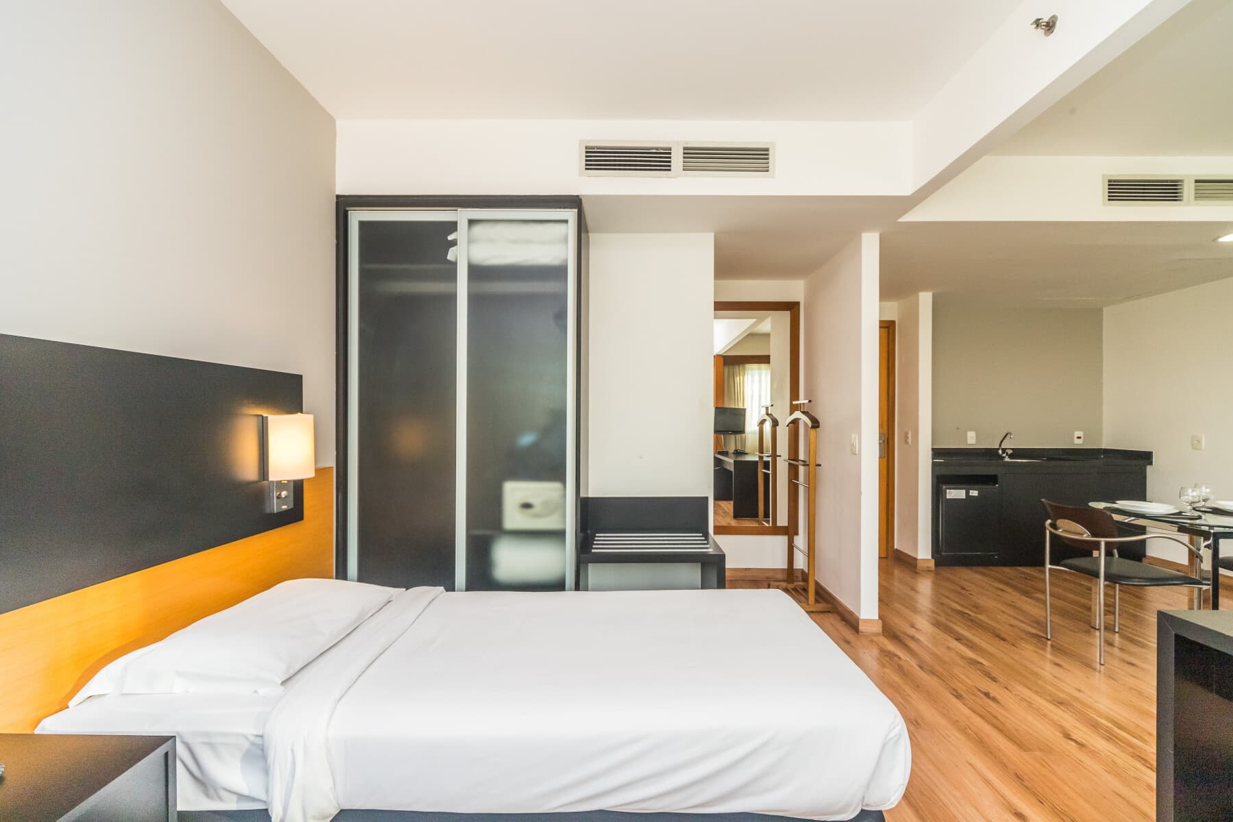 Suíte Dupla Standard Solteiro - Paraíso Suítes by Charlie