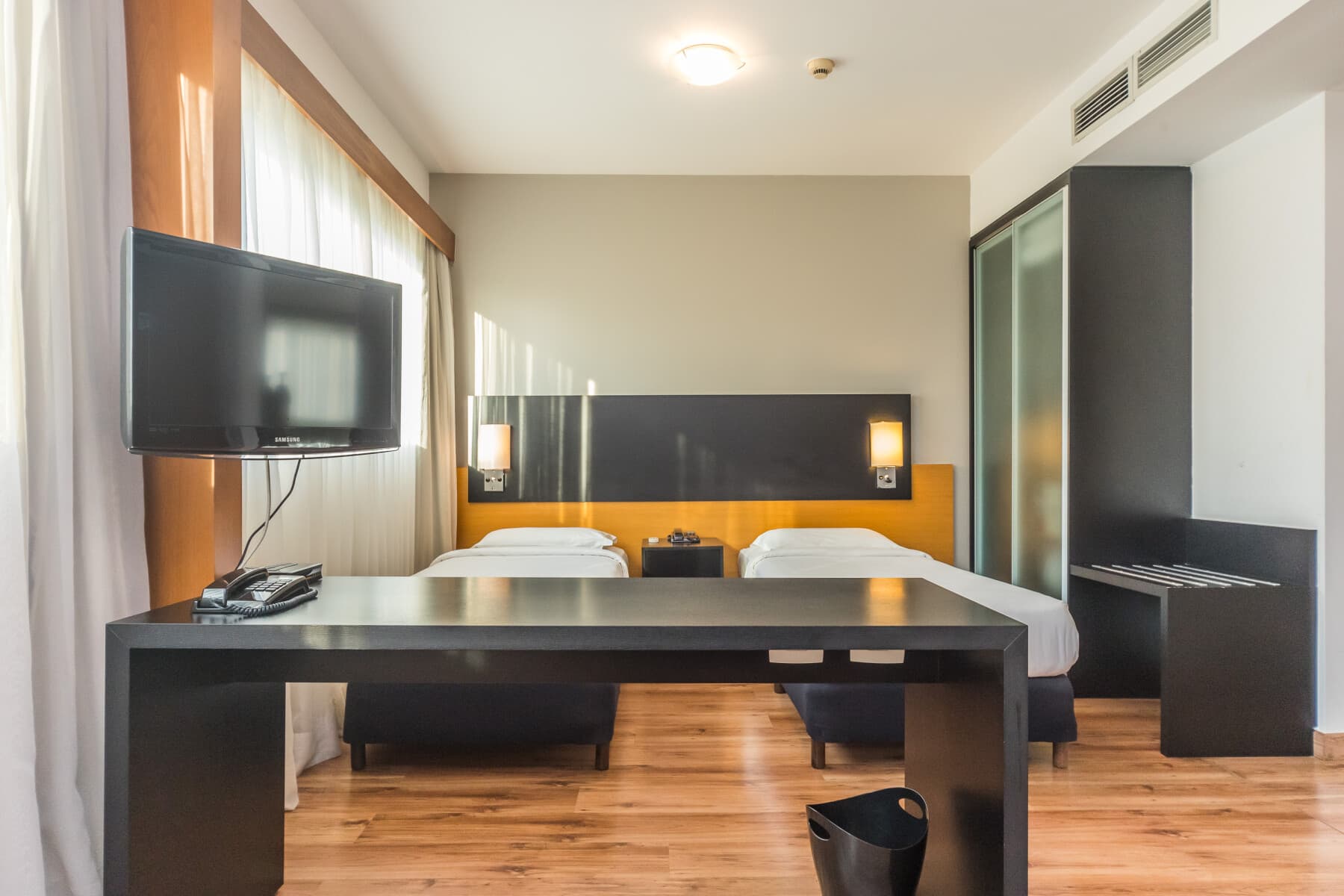 Suíte Dupla Standard Solteiro - Paraíso Suítes by Charlie