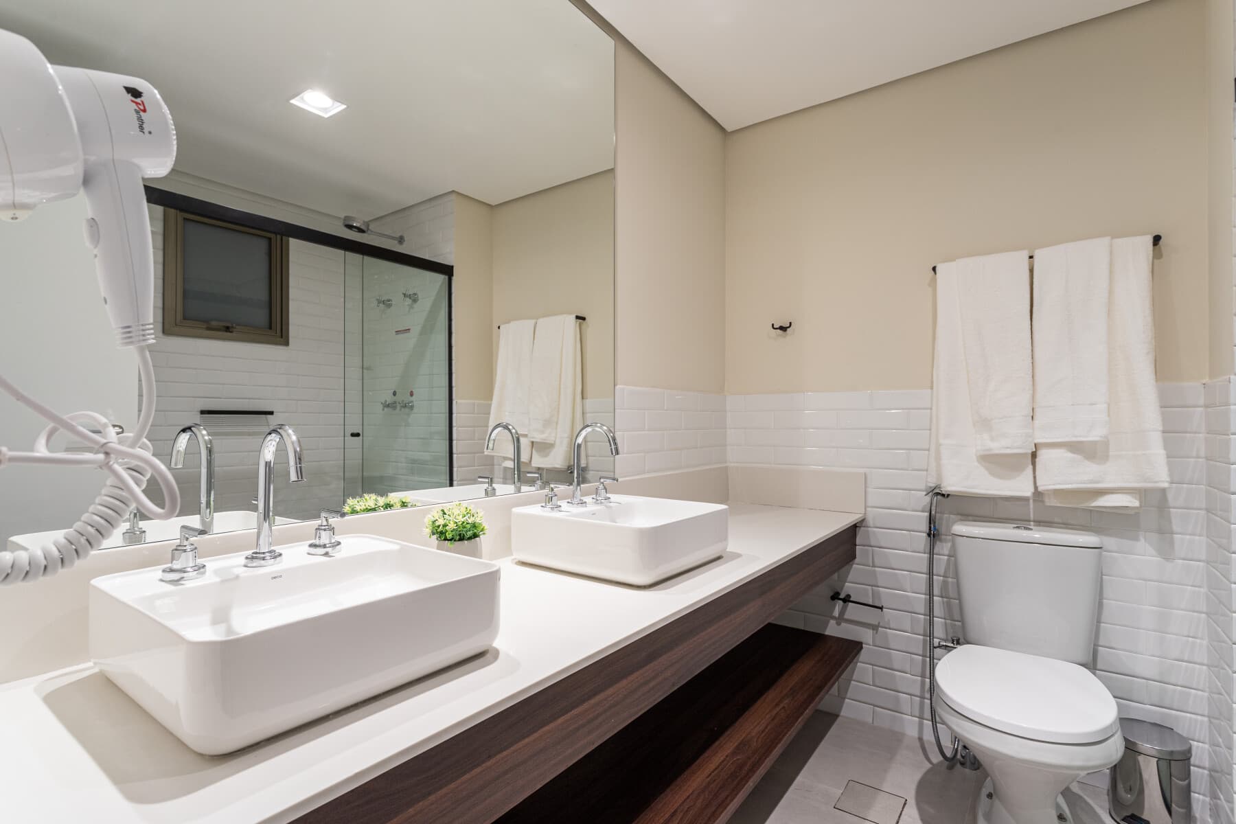 Apto Deluxe 2 Dorms (Casal 2 Solteiro) - 97M - Iconyc House of Charlie