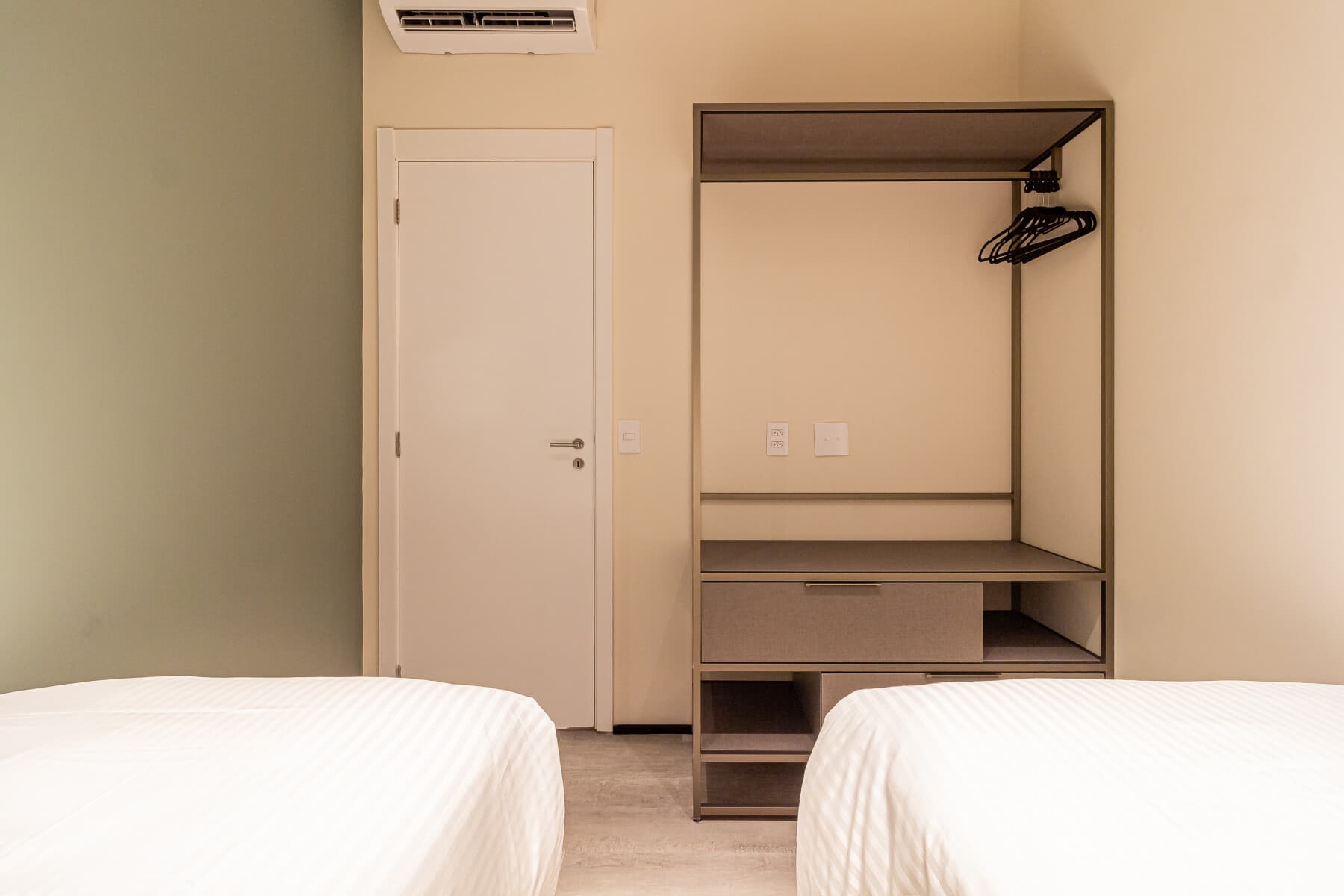 Apartamento 2 Dorms (Casal e 2 Solteiro) - 62M - Iconyc House of Charlie