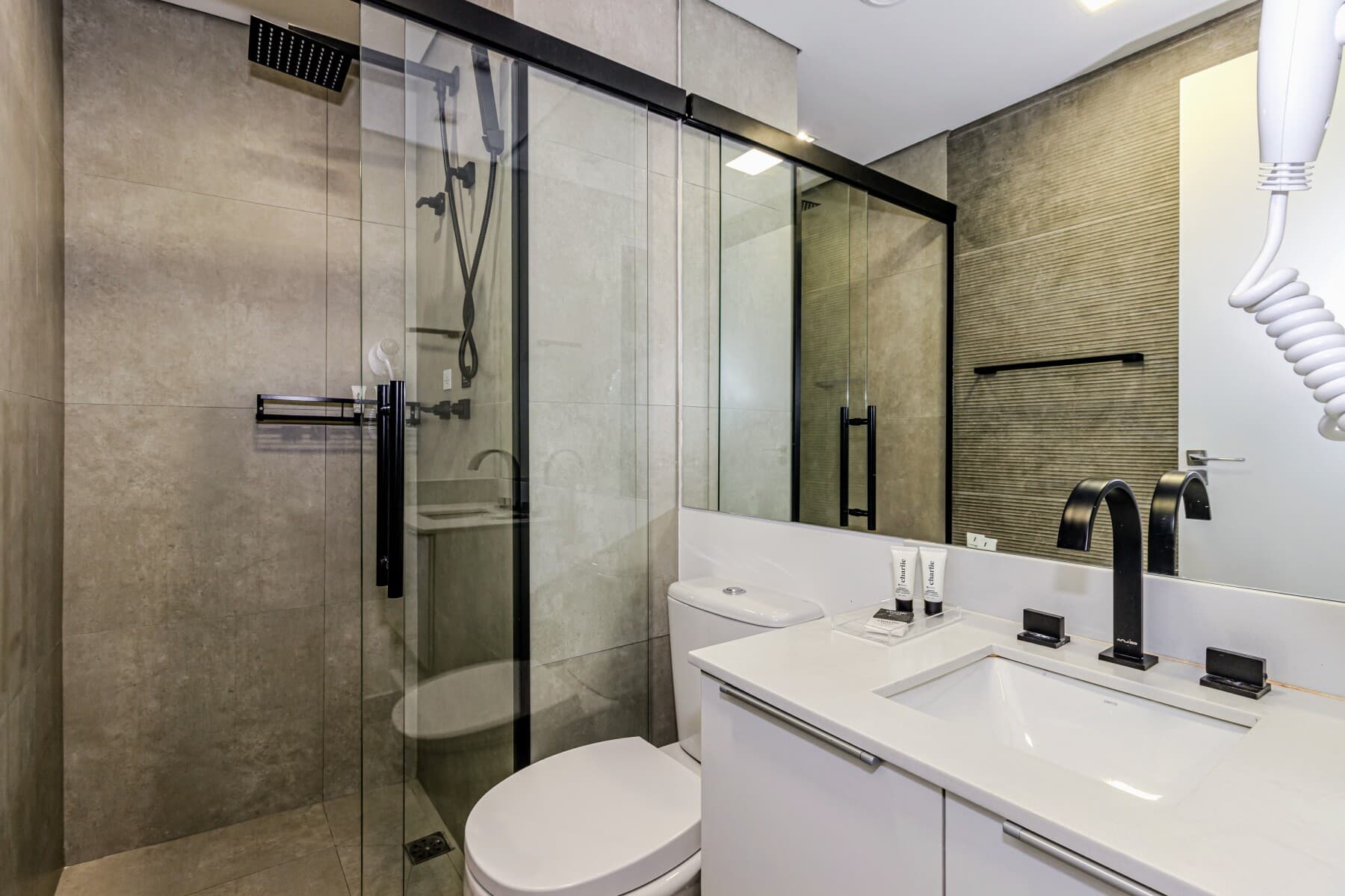 Studio Casal com Sofá Cama - Charlie Window Moema