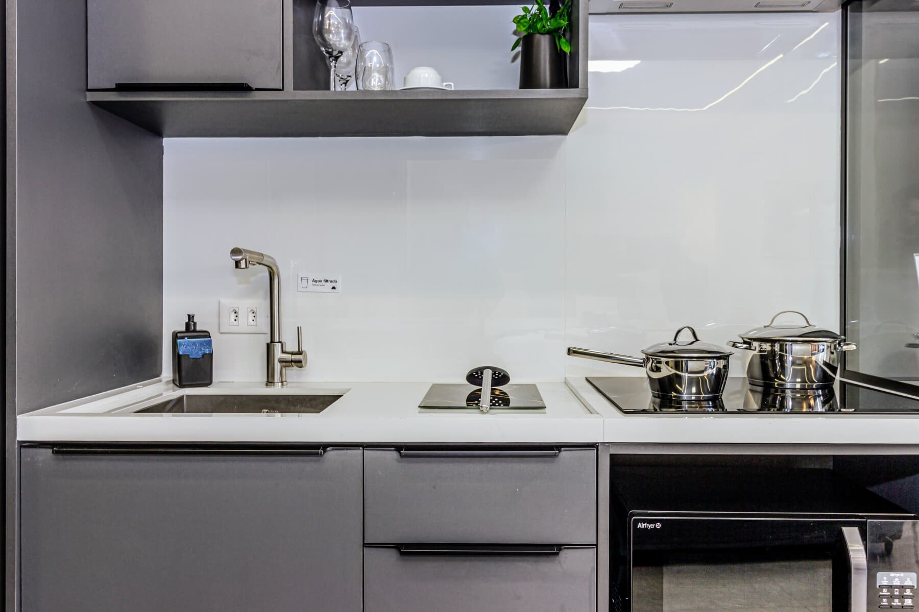 Studio Casal com Sofá Cama - Charlie Window Moema